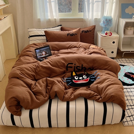 91家纺网 家纺一手货源 找家纺 花伞家居 2024新款卡通水洗棉毛巾绣四件套 爱吃鱼-焦糖