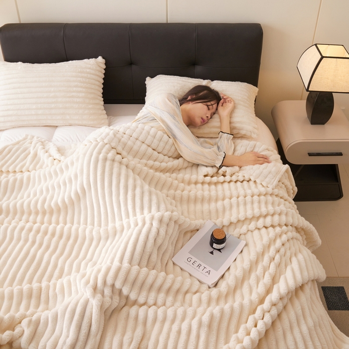 91家纺网 家纺一手货源 找家纺 春妮 2024新款兔毛绒宽抽条毛毯 奶油白