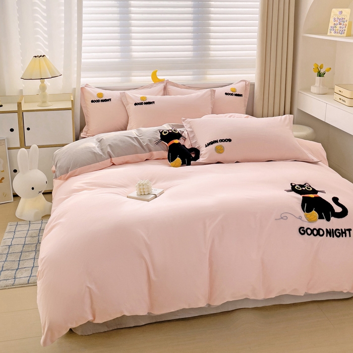 91家纺网 家纺一手货源 找家纺 娜娜 2024新款全棉亲肤舒适毛巾绣卡通系列四件套 可爱猫咪-嫩粉