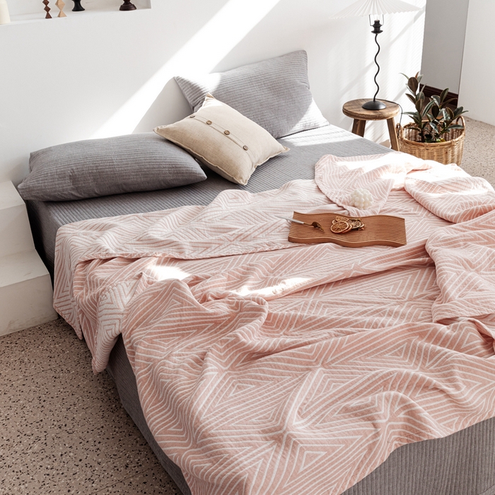 91家纺网 家纺一手货源 找家纺 朴尔 2024年新品格调简约风全棉三层纱布毛巾被 普韦布洛-粉