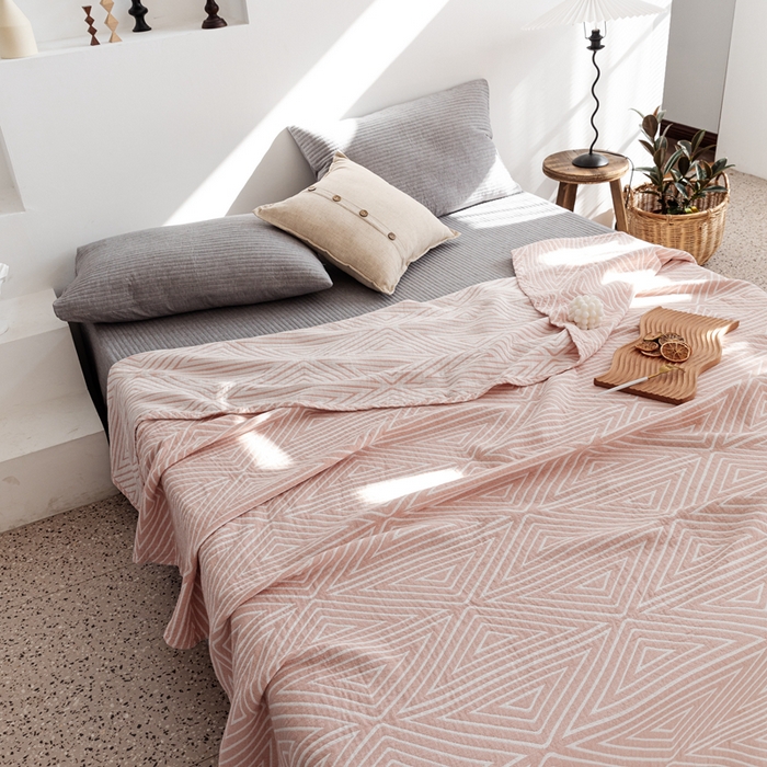 91家纺网 家纺一手货源 找家纺 朴尔 2024年新品格调简约风全棉三层纱布毛巾被 普韦布洛-粉