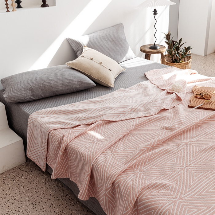 91家纺网 家纺一手货源 找家纺 朴尔 2024年新品格调简约风全棉三层纱布毛巾被 普韦布洛-粉