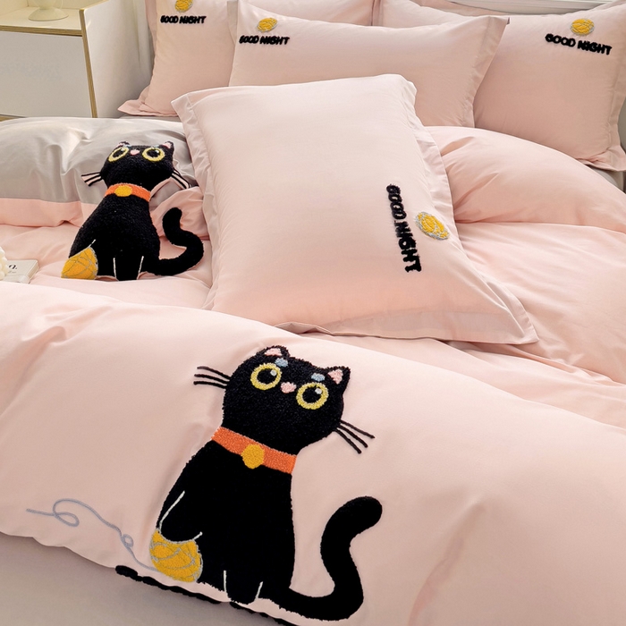 91家纺网 家纺一手货源 找家纺 娜娜 2024新款全棉亲肤舒适毛巾绣卡通系列四件套 可爱猫咪-嫩粉