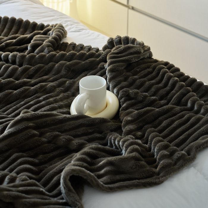 91家纺网 家纺一手货源 找家纺 春妮 2024新款兔毛绒宽抽条毛毯 曜石黑