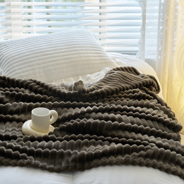 91家纺网 家纺一手货源 找家纺 春妮 2024新款兔毛绒宽抽条毛毯 曜石黑