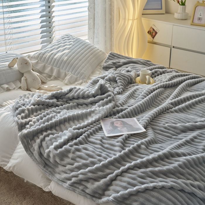 91家纺网 家纺一手货源 找家纺 春妮 2024新款兔毛绒宽抽条毛毯 青灰色