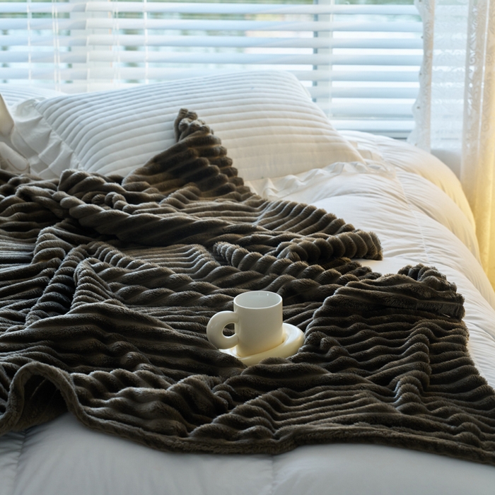 91家纺网 家纺一手货源 找家纺 春妮 2024新款兔毛绒宽抽条毛毯 曜石黑