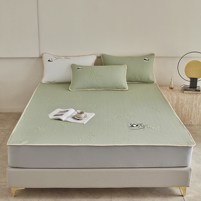 91家纺网 家纺一手货源 找家纺 千朵森 2024新款熊猫A类冰感丝床笠款凉席三件套 绿野仙踪-竹叶青