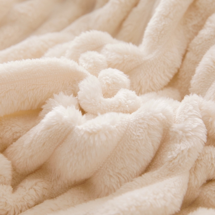 91家纺网 家纺一手货源 找家纺 春妮 2024新款兔毛绒宽抽条毛毯 奶油白