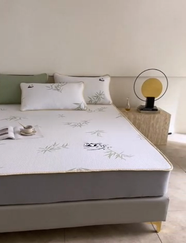 91家纺网 家纺一手货源 找家纺 千朵森 2024新款熊猫A类冰感丝床笠款凉席三件套 绿野仙踪-象牙白