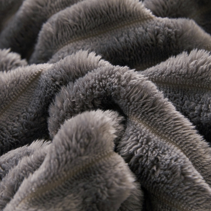 91家纺网 家纺一手货源 找家纺 春妮 2024新款兔毛绒宽抽条毛毯 雾霾灰