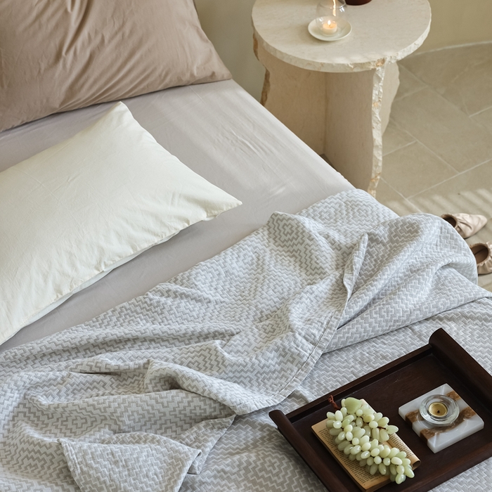 91家纺网 家纺一手货源 找家纺 朴尔 2024年新品格调简约风全棉三层纱布毛巾被 西西里-灰