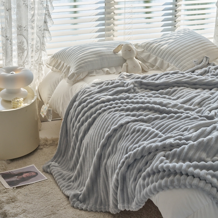 91家纺网 家纺一手货源 找家纺 春妮 2024新款兔毛绒宽抽条毛毯 青灰色