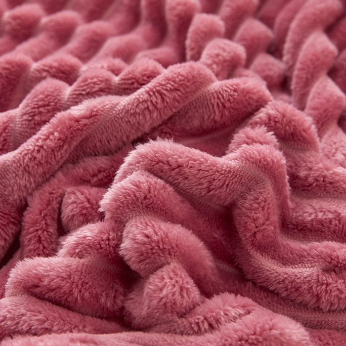 91家纺网 家纺一手货源 找家纺 春妮 2024新款兔毛绒宽抽条毛毯 豆沙色