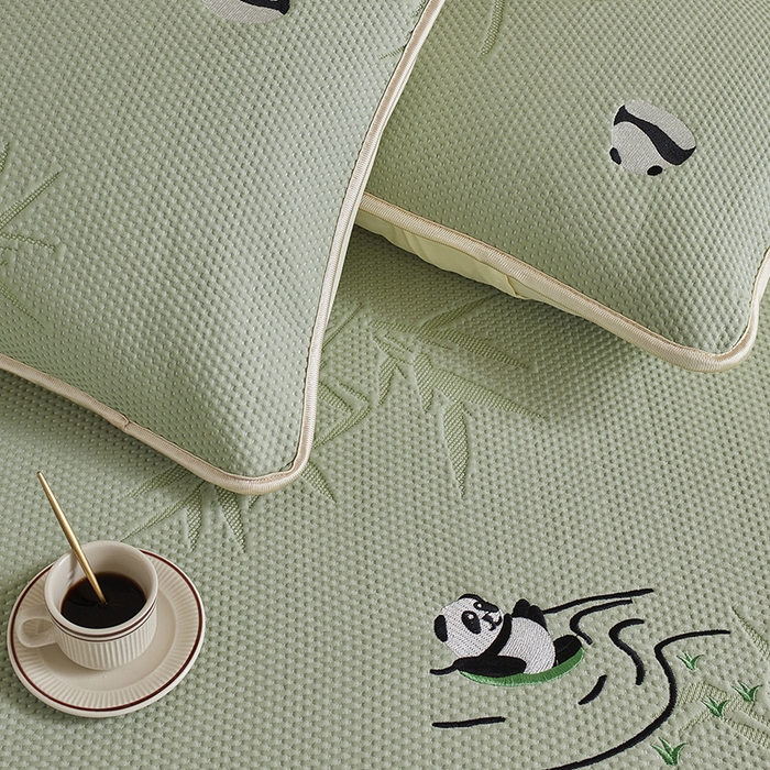 91家纺网 家纺一手货源 找家纺 千朵森 2024新款熊猫A类冰感丝床笠款凉席三件套 绿野仙踪-竹叶青