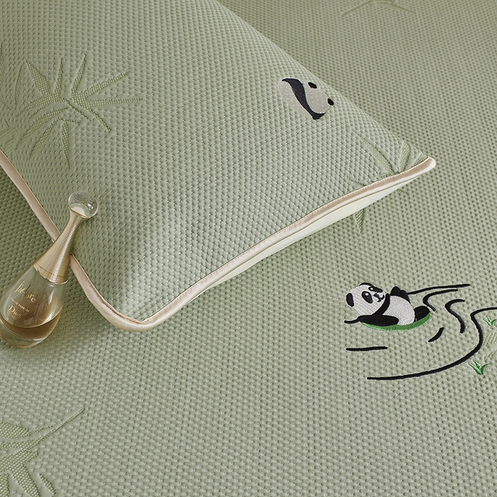 91家纺网 家纺一手货源 找家纺 千朵森 2024新款熊猫A类冰感丝床笠款凉席三件套 绿野仙踪-竹叶青