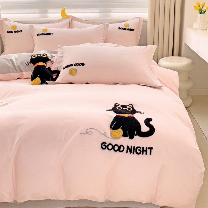 91家纺网 家纺一手货源 找家纺 娜娜 2024新款全棉亲肤舒适毛巾绣卡通系列四件套 可爱猫咪-嫩粉