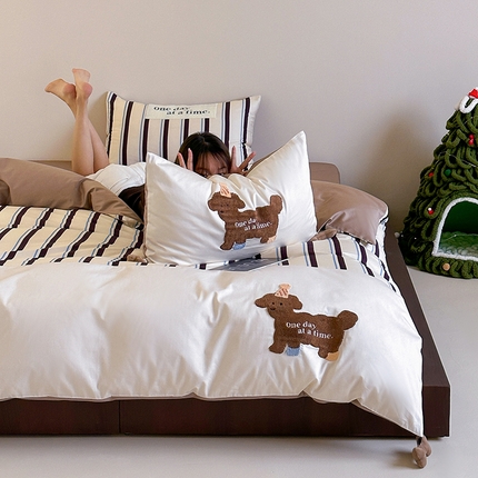 91家纺网 家纺一手货源 找家纺 （总）初拾 2024新款100支CR澳棉数码印花毛巾绣系列四件套—小狗莱恩