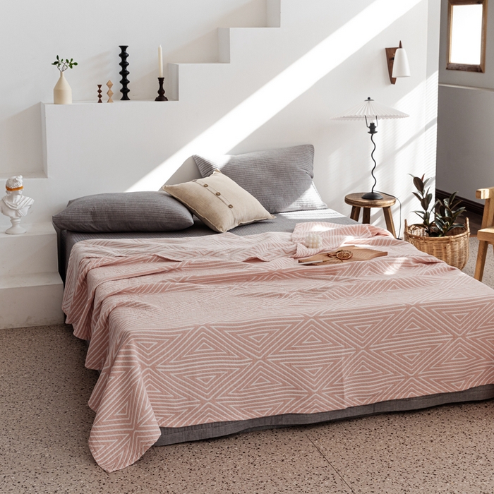 91家纺网 家纺一手货源 找家纺 朴尔 2024年新品格调简约风全棉三层纱布毛巾被 普韦布洛-粉