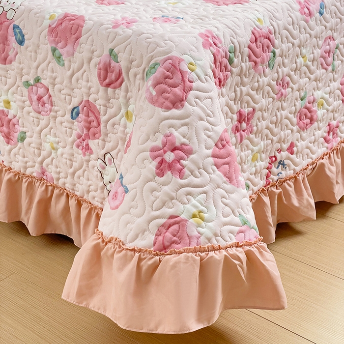 91家纺网 家纺一手货源 找家纺 纽缦家纺 2024水洗双层纱加厚加棉韩版床盖 桃你喜欢