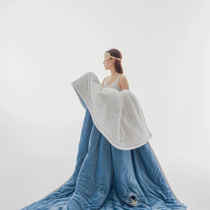 91家纺网 家纺一手货源 找家纺 （总）默忆2025新款刺绣牛奶绒豆豆绒安抚豆豆被春秋冬被空调被夏被四季被子被芯加棉毯子