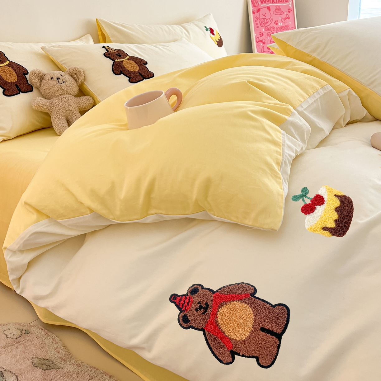 91家纺网 家纺一手货源 找家纺 琪格格2024新款纯棉毛巾绣四件套 小熊生日派对 米白配奶黄