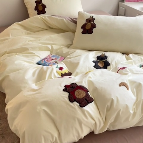 91家纺网 家纺一手货源 找家纺 琪格格2024新款纯棉毛巾绣四件套 小熊生日派对 米白配奶咖