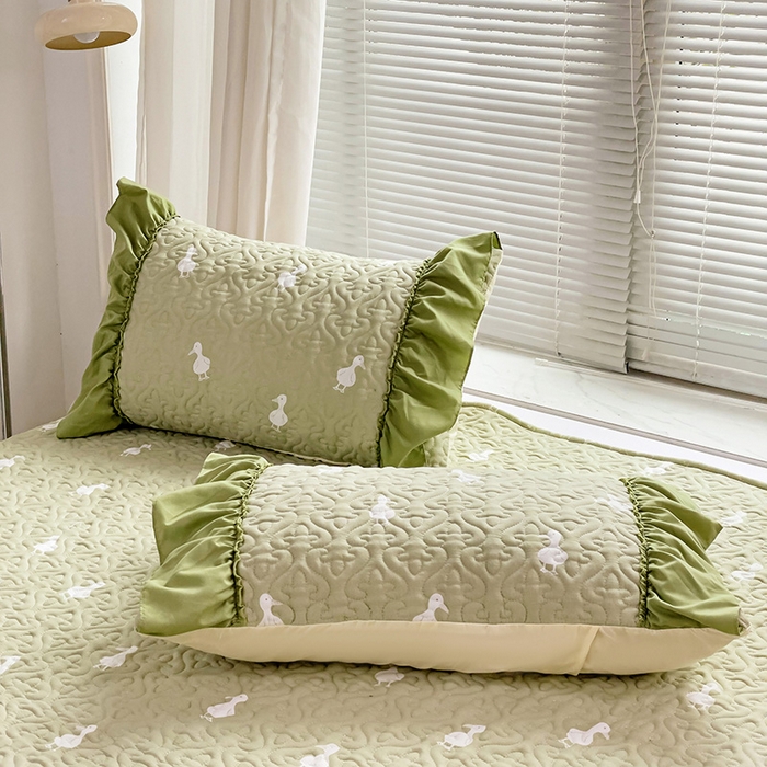 91家纺网 家纺一手货源 找家纺 纽缦家纺 2024水洗双层纱加厚加棉韩版床盖 小绿鸭