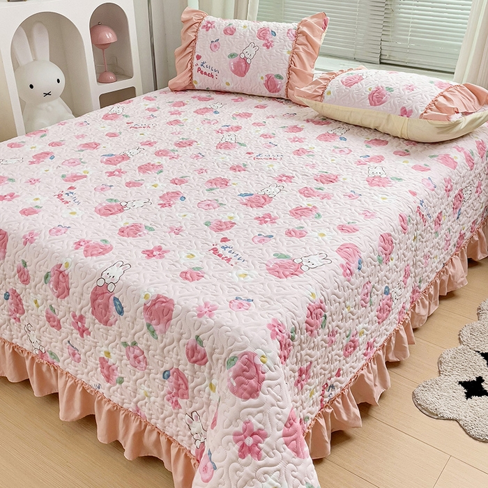 91家纺网 家纺一手货源 找家纺 纽缦家纺 2024水洗双层纱加厚加棉韩版床盖 桃你喜欢