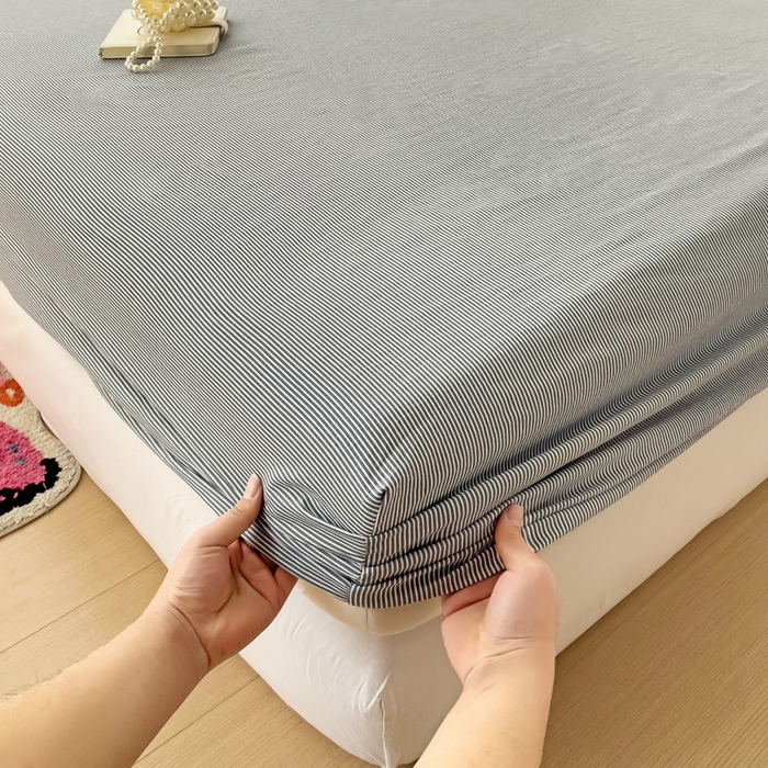 91家纺网 家纺一手货源 找家纺 纽缦家纺 2024素色无印风云朵棉单床笠 小蓝条