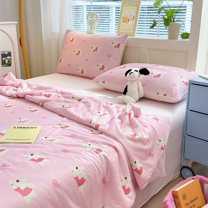 91家纺网 家纺一手货源 找家纺 星期八 2024新款针织棉夏被四件套 蝴蝶结狗狗粉