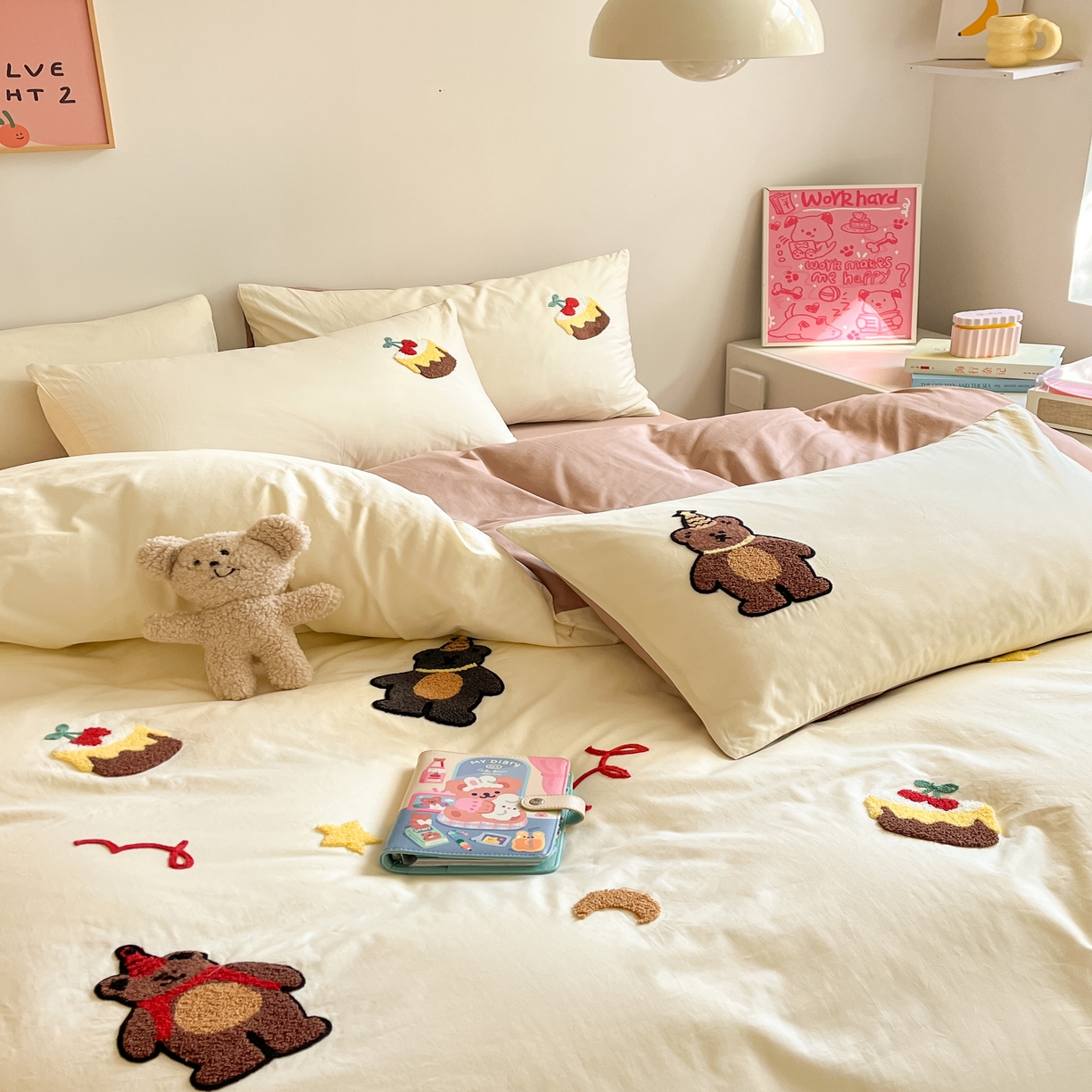 91家纺网 家纺一手货源 找家纺 琪格格2024新款纯棉毛巾绣四件套 小熊生日派对 米白配奶咖