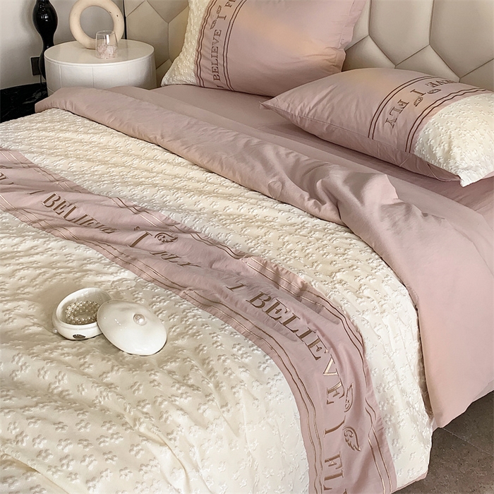 91家纺网 家纺一手货源 找家纺 换种生活 2024新款法式小香风全棉夏被四件套 元气桃桃