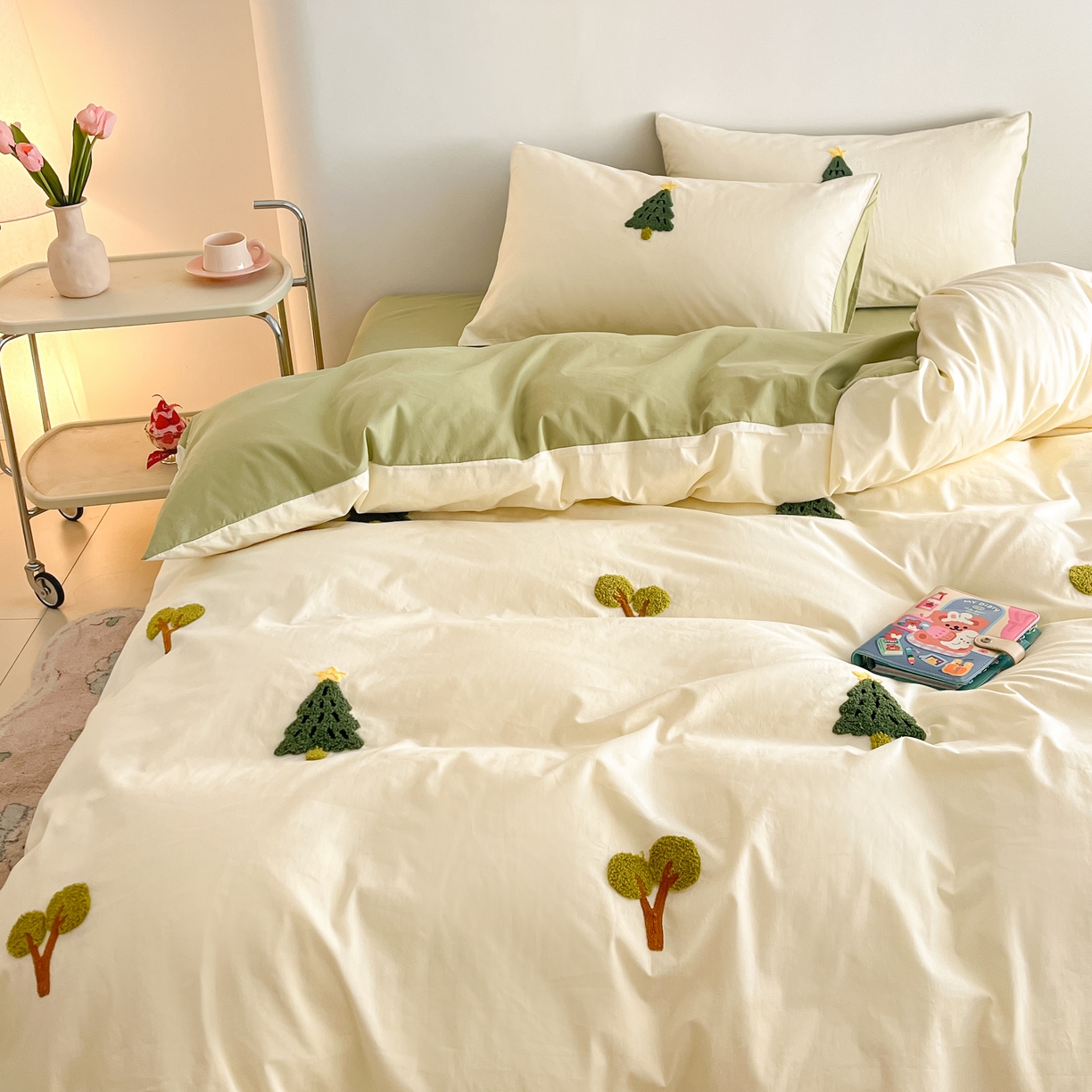 91家纺网 家纺一手货源 找家纺 琪格格2024新款纯棉毛巾绣四件套  心愿小树米白配奶绿