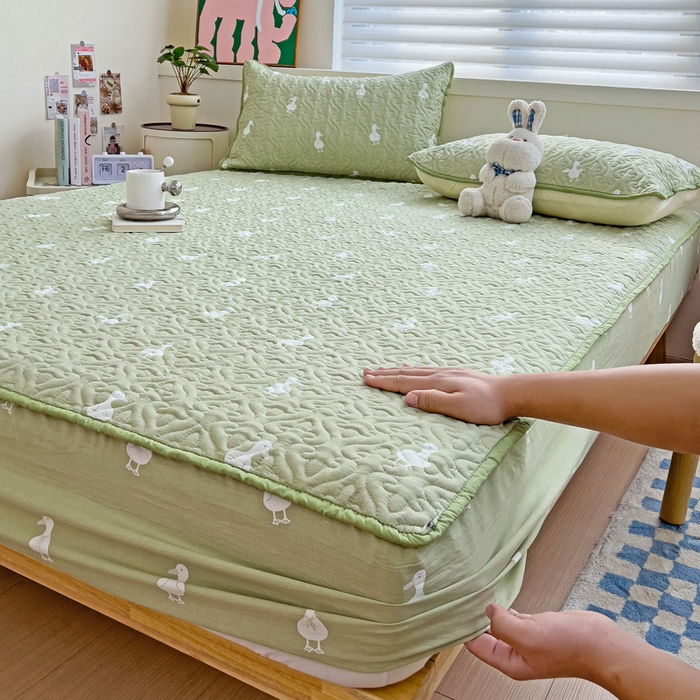 91家纺网 家纺一手货源 找家纺 纽缦家纺 水洗双层纱加厚加棉床笠-床垫保护套 小绿鸭