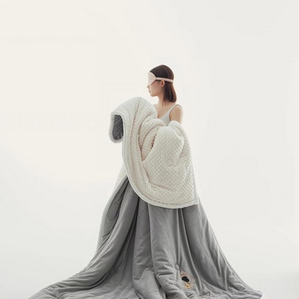 91家纺网 家纺一手货源 找家纺 （总）默忆2025新款刺绣牛奶绒豆豆绒安抚豆豆被春秋冬被空调被夏被四季被子被芯加棉毯子