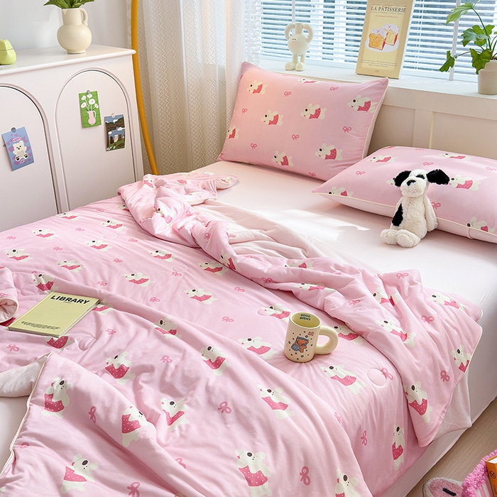 91家纺网 家纺一手货源 找家纺 星期八 2024新款针织棉夏被四件套 蝴蝶结狗狗粉