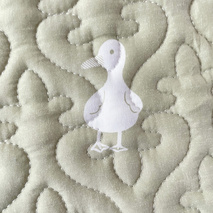 91家纺网 家纺一手货源 找家纺 纽缦家纺  水洗双层纱加厚加棉床垫 小绿鸭