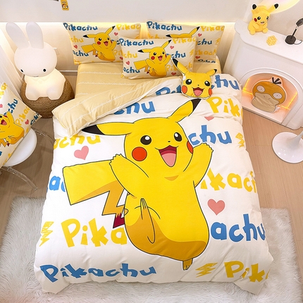 91家纺网 家纺一手货源 找家纺 卧趣 2024新款宝可梦正版授权全棉印花四件套 字母皮卡丘