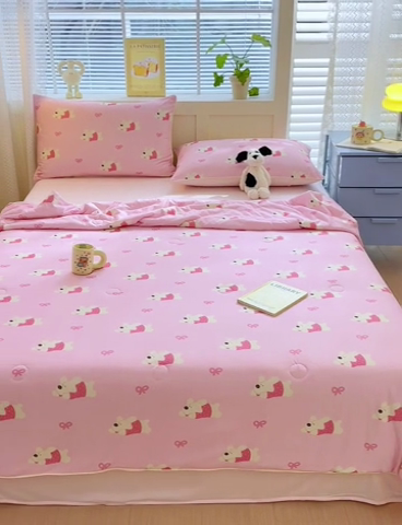 91家纺网 家纺一手货源 找家纺 星期八 2024新款针织棉夏被四件套 蝴蝶结狗狗粉