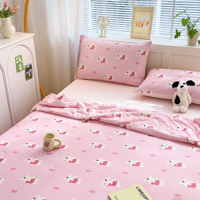 91家纺网 家纺一手货源 找家纺 星期八 2024新款针织棉夏被四件套 蝴蝶结狗狗粉