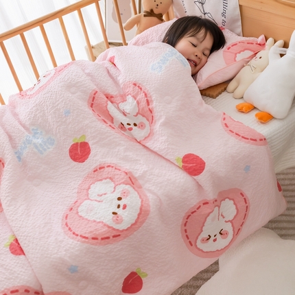 91家纺网 家纺一手货源 找家纺 心卓 2025新款儿童泡泡纱夏被大豆四季被被子被芯 桃子小兔