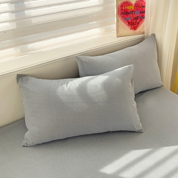 91家纺网 家纺一手货源 找家纺 纽缦家纺 2024素色无印风云朵棉单床笠 小蓝条