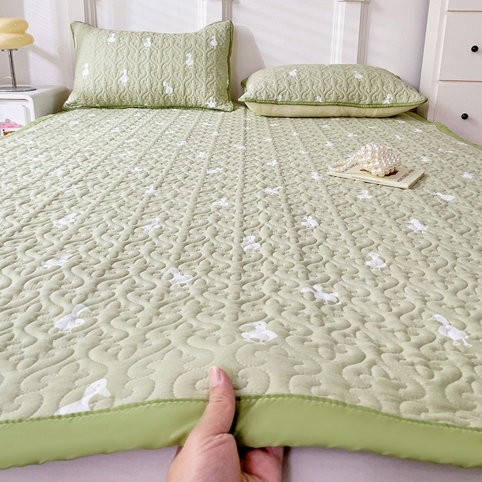 91家纺网 家纺一手货源 找家纺 纽缦家纺  水洗双层纱加厚加棉床垫 小绿鸭