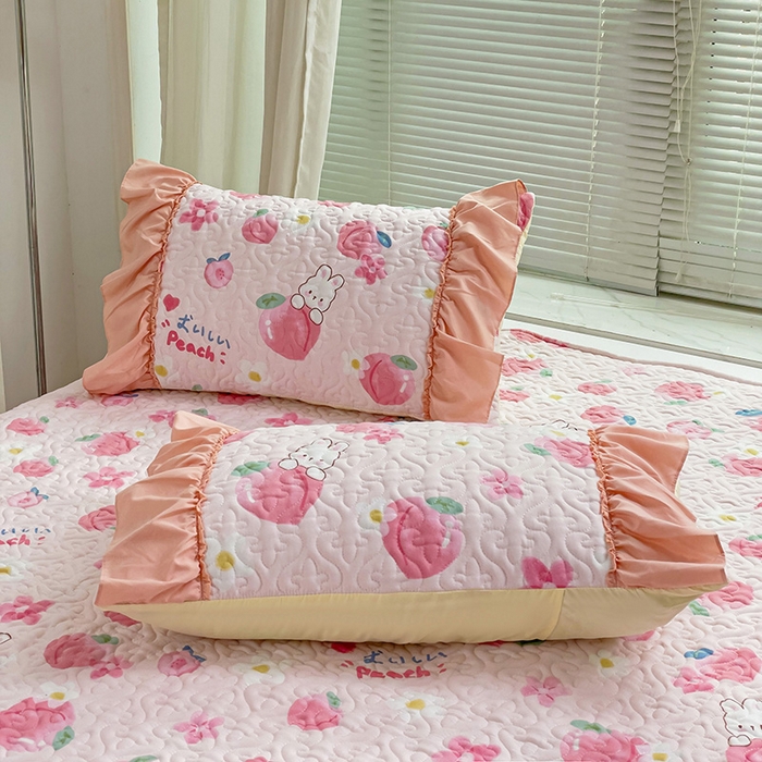 91家纺网 家纺一手货源 找家纺 纽缦家纺 2024水洗双层纱加厚加棉韩版床盖 桃你喜欢