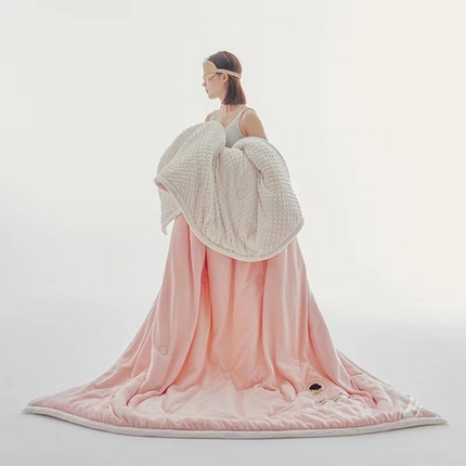 91家纺网 家纺一手货源 找家纺 （总）默忆2025新款刺绣牛奶绒豆豆绒安抚豆豆被春秋冬被空调被夏被四季被子被芯加棉毯子