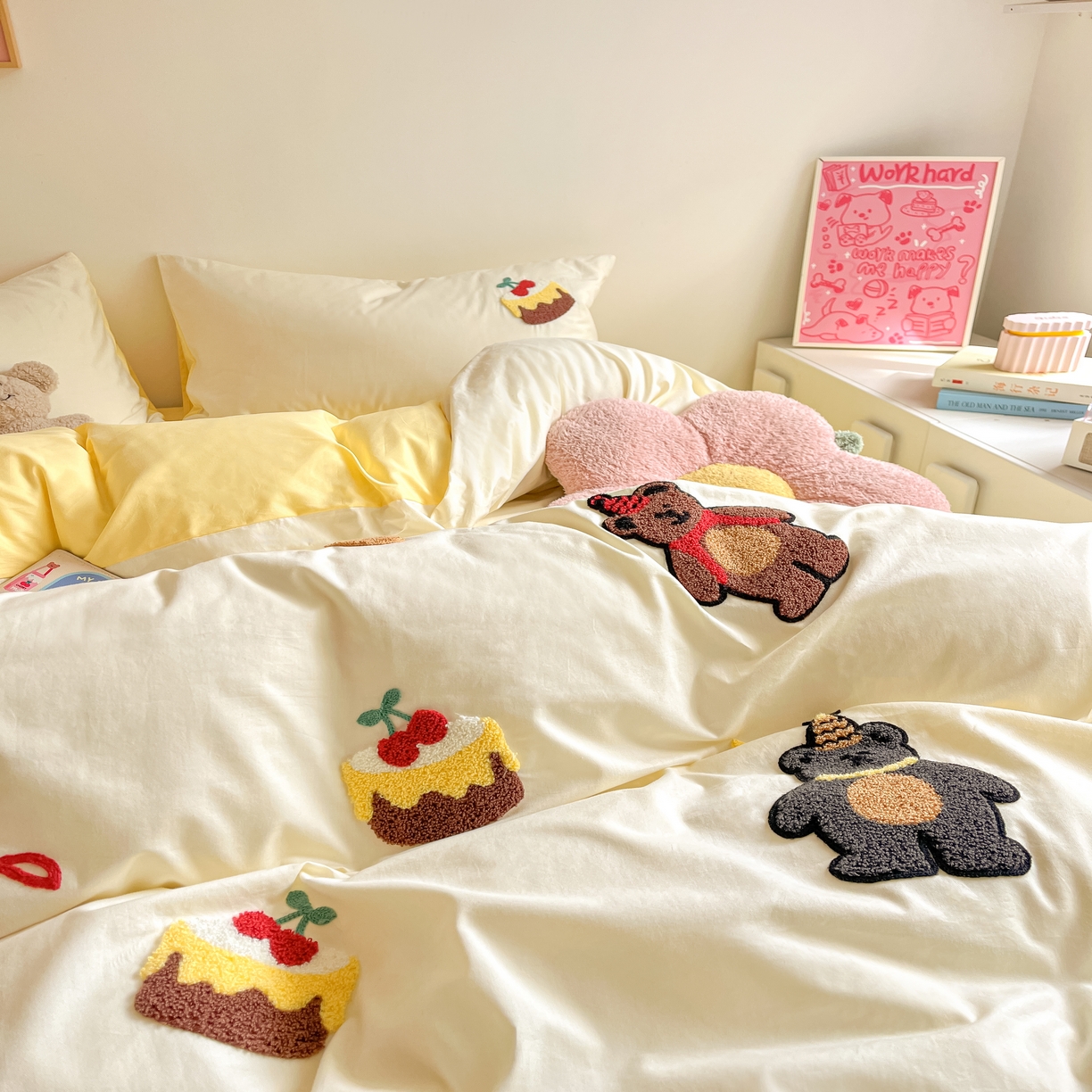 91家纺网 家纺一手货源 找家纺 琪格格2024新款纯棉毛巾绣四件套 小熊生日派对 米白配奶黄