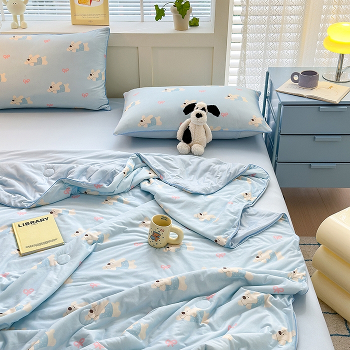 91家纺网 家纺一手货源 找家纺 星期八 2024新款针织棉夏被四件套 蝴蝶结狗狗蓝