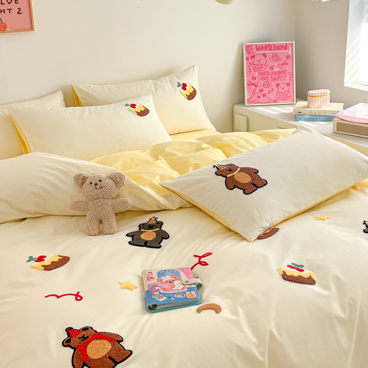 91家纺网 家纺一手货源 找家纺 琪格格2024新款纯棉毛巾绣四件套 小熊生日派对 米白配奶黄