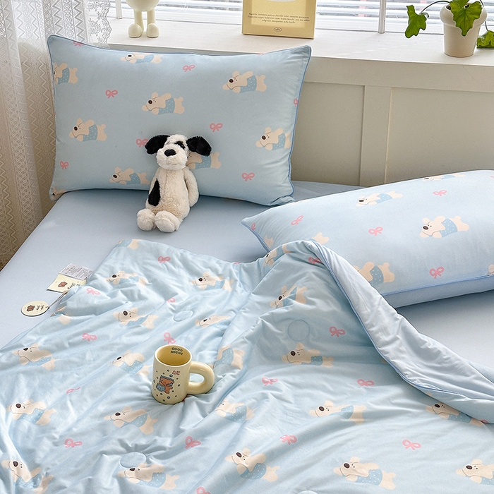 91家纺网 家纺一手货源 找家纺 星期八 2024新款针织棉夏被四件套 蝴蝶结狗狗蓝